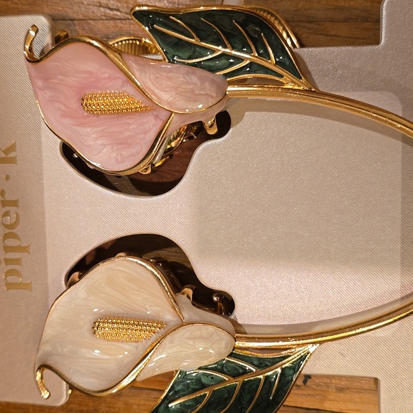 Piper K Floral Hair Claw Set and Gold Hoop Set Bundle - Picture 3 of 4